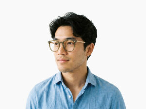 Man model wearing Merce brown green TR90 eyeglasses from Vediview