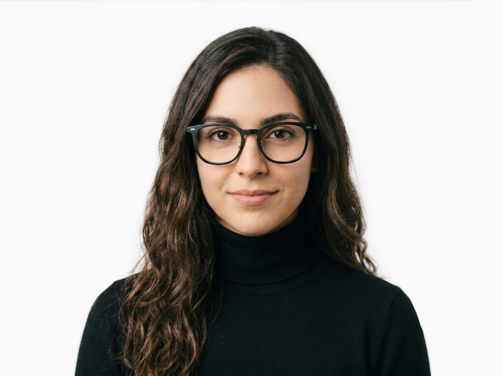 Woman model wearing Merce black TR90 eyeglasses from Vediview