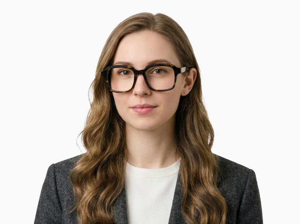 Woman model wearing Byron tortoise acetate eyeglasses from Vediview