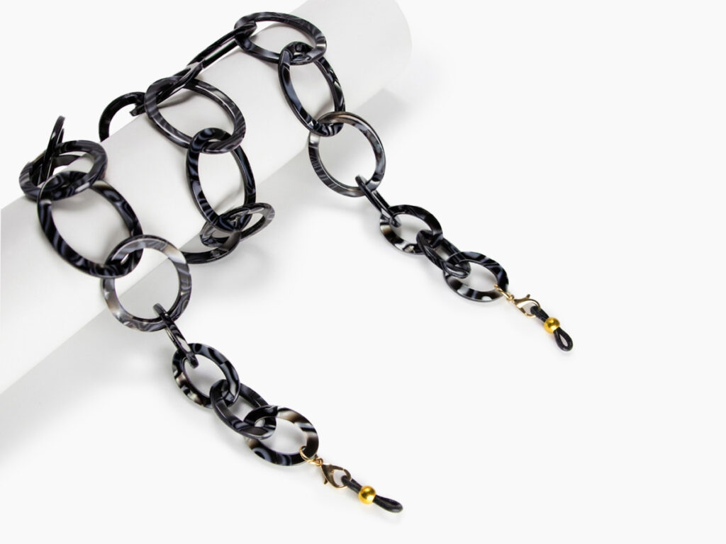 Angled display of the black acetate chunky link chain from Vediview