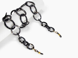 Angled display of the black acetate chunky link chain from Vediview