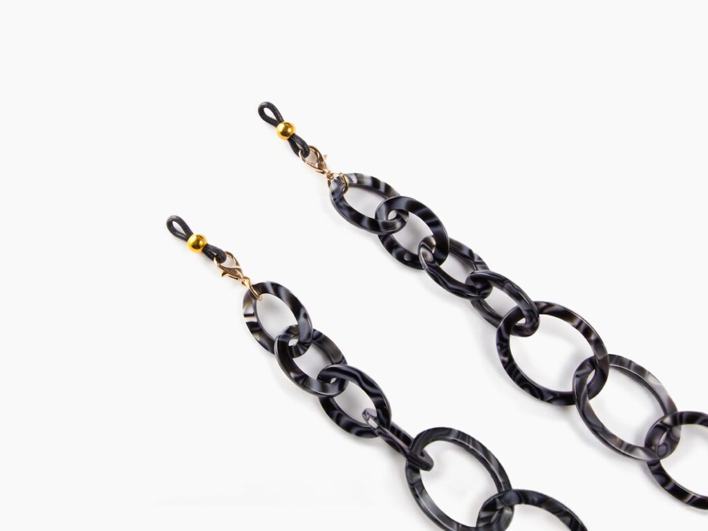 Close-up details of the black acetate chunky link chain from Vediview