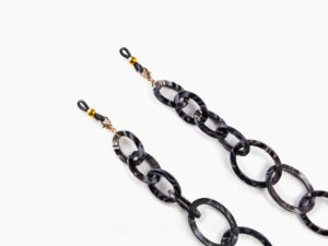 Close-up details of the black acetate chunky link chain from Vediview