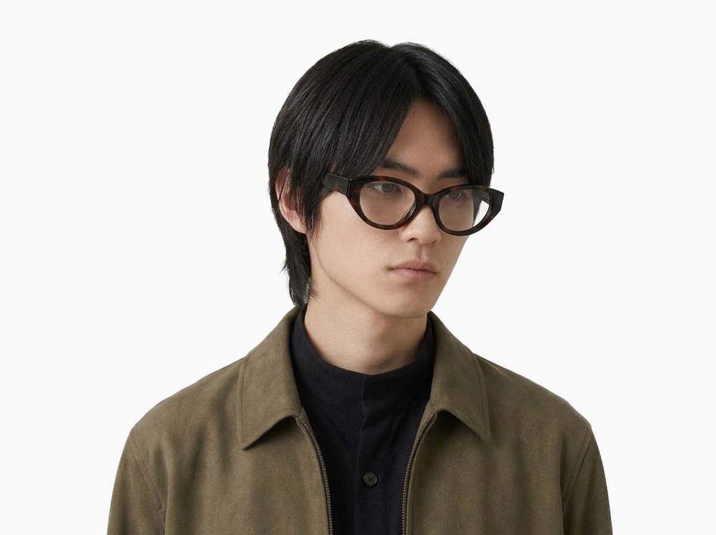 Man model wearing Garcia tortoise acetate eyeglasses from Vediview